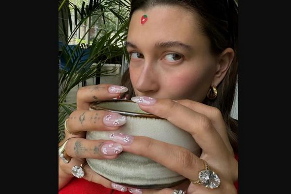 Hailey Bieber Pamer Cincin Berlian Besar Hadiah dari Justin Bieber