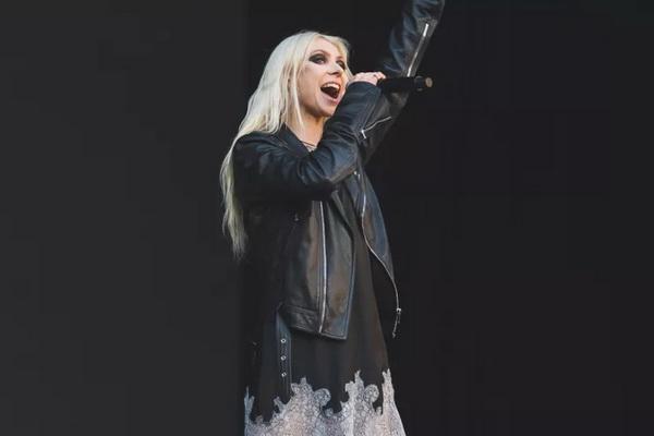 Digigit Kelelawar saat Manggung, Taylor Momsen Sebut Dirinya Penyihir