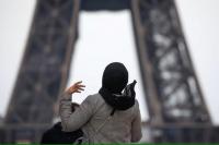 Jurnalis Menentang Aturan Pelarangan Hijab dalam Foto Kartu Pers di Perancis