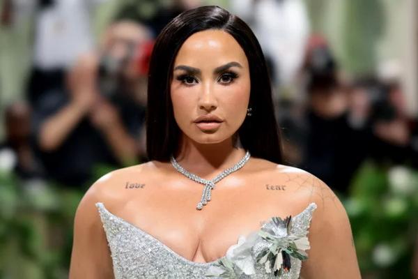 Pulihkan Kesehatan Mental, Demi Lovato Pernah Jalani Rawat Inap