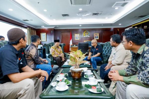 Wakil Ketua MPR Hidayat Nur Wahid menerima kunjungan dan aspirasi Himpunan Peternak Domba Kambing Indonesia (HPDKI) di Komplek MPR DPR, Kamis (6/6/2024). (Foto: Humas MPR) 