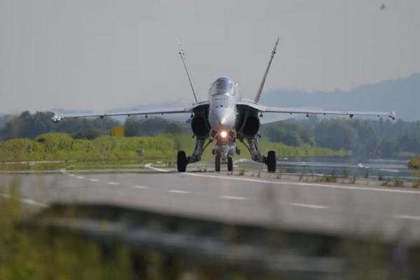 Sebuah jet tempur Angkatan Udara Swiss mendarat di jalan raya selama latihan Alpha Uno di Payerne, Swiss, 5 Juni 2024. Handout via REUTERS 