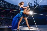 Taylor Swift Gunakan Gitarnya Tunjuk Penonton yang Butuh Bantuan di Konsernya