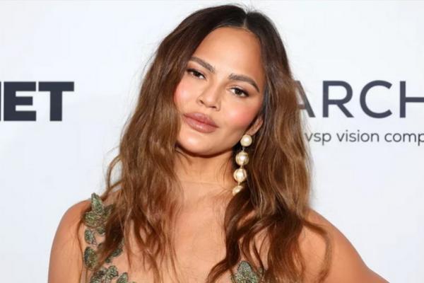 Chrissy Teigen Buka-bukaan soal Tanda-tanda Penuaan Dirinya