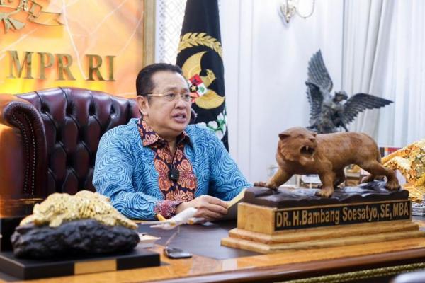 Ketua MPR Bambang Soesatyo (Bamsoet) dalam sambutan acara Press Gathering Koordinatoriat Wartawan Parlemen secara daring di Bandung, Jumat malam (8/6/24), mengingatkan pers miliki tanggung jawab cerdaskan bangsa (Foto: Humas MPR 