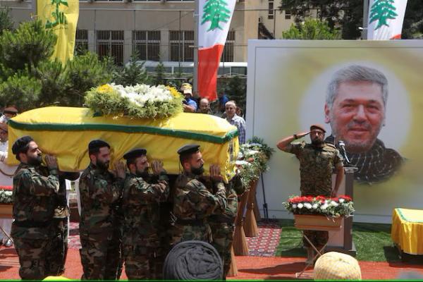 Anggota Hizbullah membawa peti mati Taleb Abdallah, juga dikenal sebagai Abu Taleb, saat pemakamannya di pinggiran selatan Beirut, Lebanon, 12 Juni 2024. REUTERS 