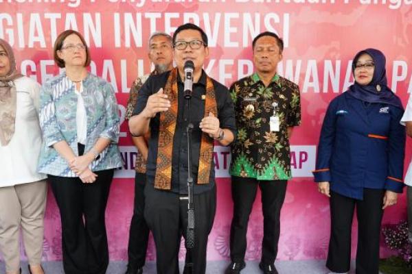Kepala Badan Pangan Nasional/National Food Agency (NFA)  Arief Prasetyo Adi  saat Launching Penyaluran secara Simbolis Bantuan Pangan Kegiatan Intervensi Pengendalian Kerawanan Pangan Tahun 2024 di Cilacap, Rabu (12/6/2024). 