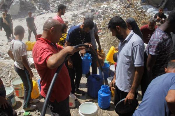 Pengungsi Palestina mengisi wadah dengan air saat keluarga Gaza berjuang melawan polusi dan kelangkaan air, di kamp pengungsi Jabalia, di utara Jalur Gaza, 8 Juni 2024. REUTERS 