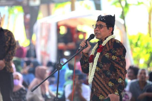 Mendes PDTT Imbau Masyarakat Terus Jaga Adat dan Budaya