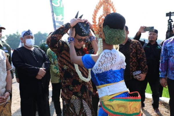 Menteri Desa, Pembangunan Daerah Tertinggal dan Transmigrasi (Mendes PDTT) Abdul Halim Iskandar menghadiri Kirab Budaya Adat Desa Jatiwates, Jombang, Jumat (Foto: Humas Kemendes PDTT) 