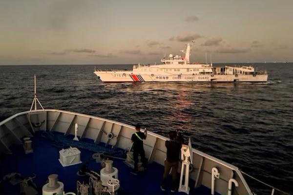 Anggota media mengambil rekaman kapal Penjaga Pantai Tiongkok menghalangi kapal Penjaga Pantai Filipina di Laut Cina Selatan, 5 Maret 2024. REUTERS 