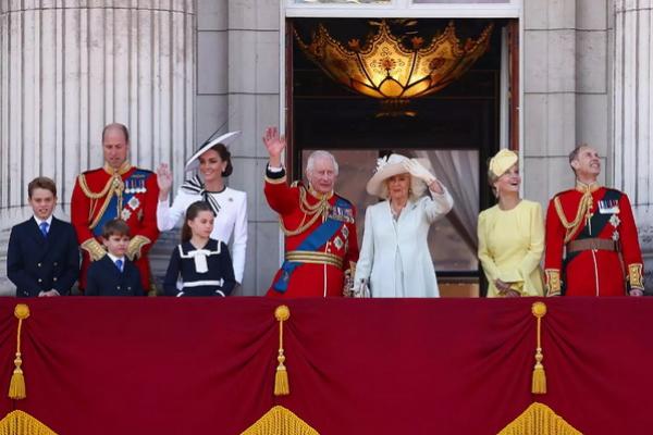 Kate Middleton, Putri Charlotte dan Raja Charles di balkon Istana Buckingham di Trooping the Color pada 15 Juni 2024. (FOTO:CHRIS JACKSON/GETTY) 
