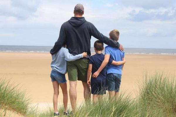 Hari Ayah, Kate Middleton Memotret Pangeran William dan Tiga Anaknya di Pantai