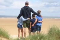 Hari Ayah, Kate Middleton Memotret Pangeran William dan Tiga Anaknya di Pantai
