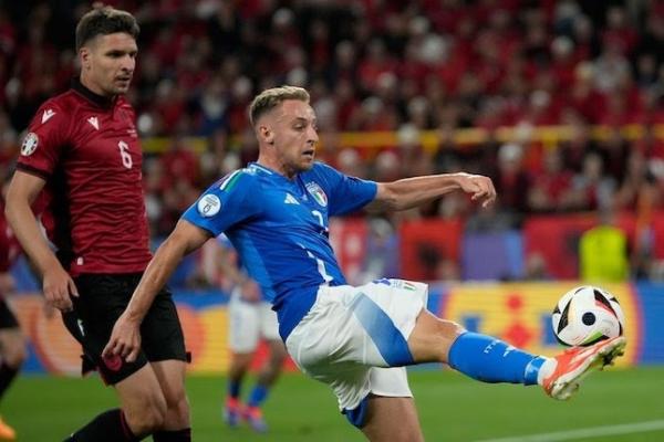 Aksi Davide Frattesi dalam laga Italia vs Albania di Euro 2024, Minggu (16/6/2024). (c) AP Photo/Alessandra Tarantino 