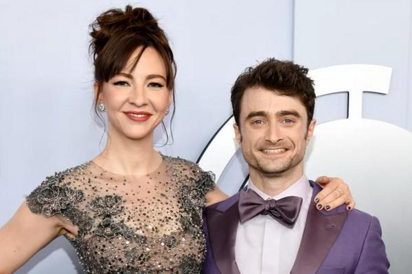 Erin Darke dan Daniel Radcliffe di Tony Awards 2024. (FOTO: KRISTINA BUMPHREY/VARIETY VIA GETTY) 