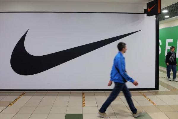 Toko Nike yang tutup di Saint Petersburg, Rusia 25 Mei 2022. REUTERS 