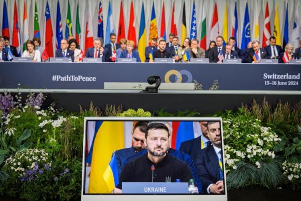 Presiden Ukraina Volodymyr Zelenskiy digambarkan di monitor saat ia menghadiri sesi pleno KTT Ukraina, di Stansstad dekat Lucerne, Swiss, 16 Juni 2024. Foto via REUTERS 
