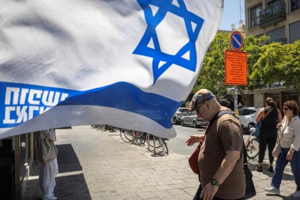 Bendera Israel di Tel Aviv, 16 Juni 2024. REUTERS 