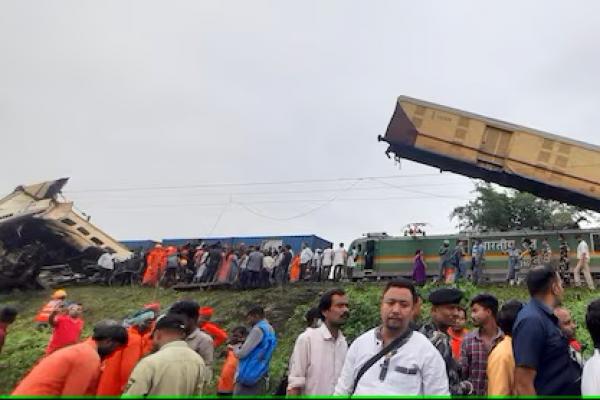 Petugas penyelamat bersama orang-orang berkumpul di lokasi tabrakan kereta api, di distrik Darjeeling di negara bagian Benggala Barat, India, 17 Juni 2024. REUTERS 
