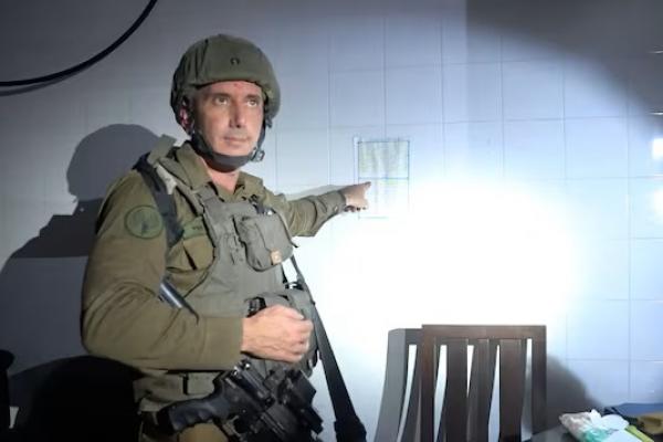 Juru bicara militer Israel Laksamana Muda Daniel Hagari di ruang bawah tanah Rumah Sakit Rantissi, diambil dari video yang dirilis 13 November 2023. Handout via REUTERS 