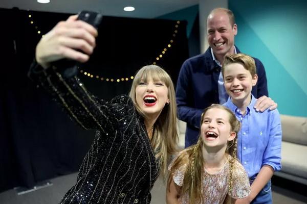 Taylor Swift berpose untuk foto bersama Pangeran William, Putri Charlotte, dan Pangeran George. (FOTO: PRINCE AND PRINCESS WALES/INSTAGRAM) 