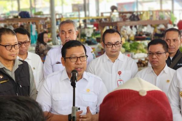 Kepala Badan Pangan Nasional atau National Food Agency (NFA) Arief Prasetyo Adi saat meninjau Pasar Nambangan, Surabaya, Jawa Timur, Sabtu (22/6/2024). (Foto:NFA) 