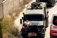 Pasukan Israel Mengikat Warga Palestina yang Terluka ke Sebuah Jip saat Penggerebekan