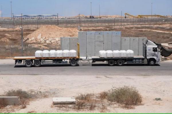 Sebuah truk yang membawa bantuan untuk pengiriman ke Gaza melewati penyeberangan Kerem Shalom di Israel selatan, 17 Juni 2024. REUTERS 