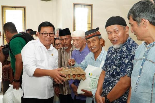 Kepala Badan Pangan Nasional Arief Prasetyo Adi menyerahkan bantuan pangan bagi masyarakat terdampak bencana banjir di Kab Agam, Sumatera Barat, Rabu (5/6/2024). (Foto:NFA). 