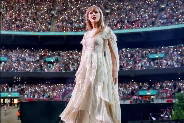 Momen Manis Travis Kelce Eras Tour Taylor Swift di London, Pose Pemanah hingga Gestur Imut