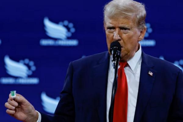 Mantan Presiden AS Donald Trump memegang wadah tic tac saat ia berbicara pada konferensi di Washington, AS, 22 Juni 2024. REUTERS 