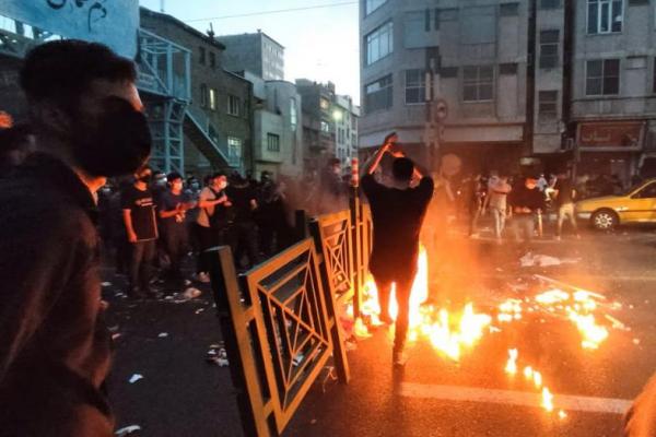  Orang-orang menyalakan api saat protes atas kematian Mahsa Amini, di Teheran, Iran 21 September 2022. WANA via REUTERS 