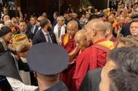 Dalai Lama Tiba di New York dalam Perjalanan untuk Perawatan Medis