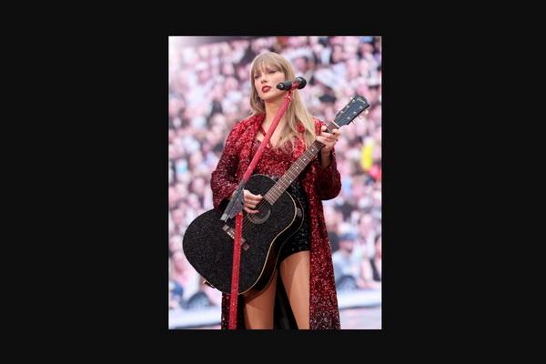 Nyanyikan All Too Well, Taylor Swift Tersedak Serangga di Atas Panggung