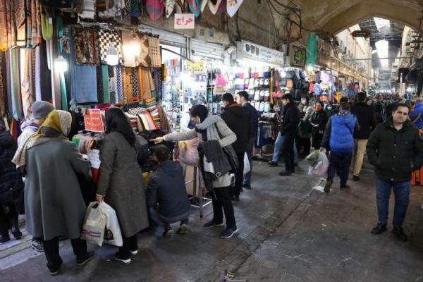 Warga Iran berjalan melalui Tehran Bazaar, di Teheran, Iran 25 Desember 2022. WANA via REUTERS 