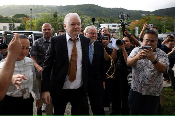 Pendiri WikiLeaks Julian Assange tiba di Pengadilan Distrik Amerika Serikat di Saipan, Kepulauan Mariana Utara, AS, 26 Juni 2024. REUTERS 