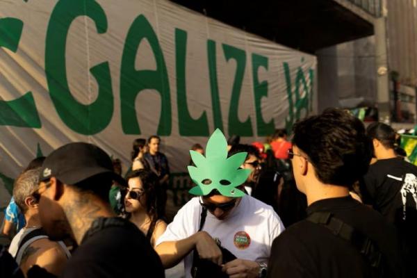 Orang-orang mengambil bagian dalam pawai menuntut legalisasi ganja di Sao Paulo, Brasil 16 Juni 2024. REUTERS 