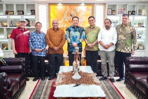 Ketua MPR Bambang Soesatyo alias Bamsoet (tengah) menerima Pengurus Majelis Nasional Korps Alumni Himpunan Mahasiswa Islam (MN KAHMI) bidang Desa, Pembangunan Daerah Tertinggal dan Transmigrasi di Jakarta, Kamis (Foto: Humas MPR) 