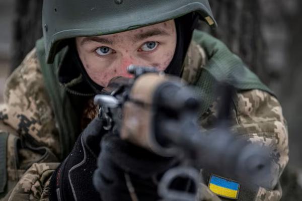 Seorang sukarelawan Ukraina mengikuti pelatihan dasar, di lokasi yang dirahasiakan di wilayah Kyiv, Ukraina 9 Januari 2024. REUTERS 