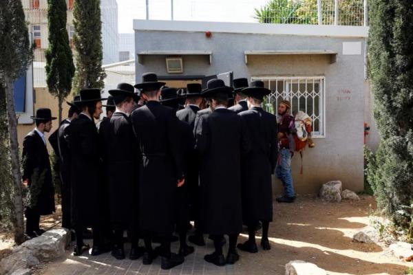 Orang Yahudi Ultra-Ortodoks berbaris di kantor wajib militer Israel di pangkalan perekrutan di Kiryat Ono, Israel 28 Maret 2024. REUTERS 