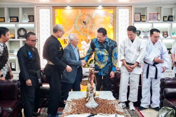 Ketua MPR RI, sekaligus Ketua Dewan Pembina Indonesian Fudokan Federation (INAFF) Bambang Soesatyo alias Bamsoet (ketiga dari kanan) diangkat sebagai Ketua Federasi Fudokan Asia atau AFF (Foto: Humas MPR) 