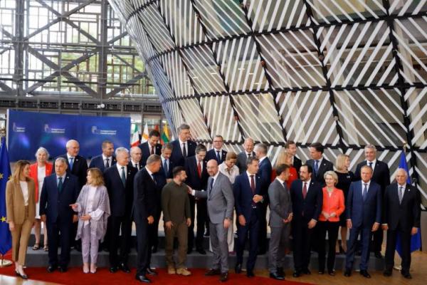 Presiden Ukraina Volodymyr Zelenskiy dan para pemimpin Eropa menghadiri sesi foto keluarga dalam KTT Uni Eropa di Brussels, Belgia 27 Juni 2024. REUTERS 