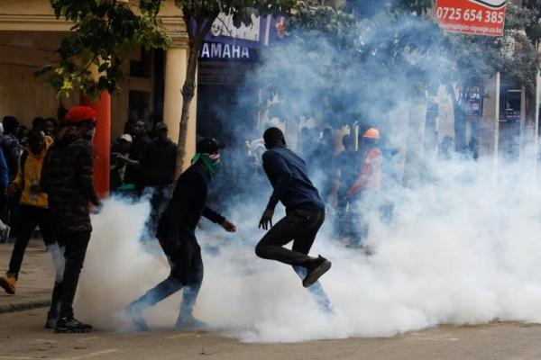 Polisi Kenya Masih Berhadapan dengan Pengunjuk Rasa Sehari setelah Penurunan Pajak