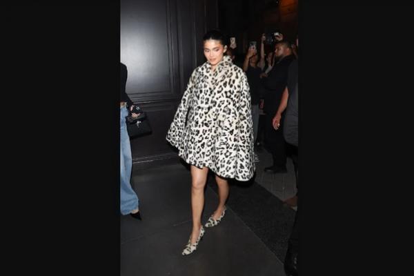Pakai Jubah Macan Tutul, Kylie Jenner Dibilang Meniru Gaya Bianca Censori Istri Kanye West . (FOTO: GETTY IMAGE) 