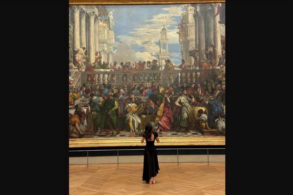 Kendall Jenner Nyeker saat Tur Malam Hari di Museum Louvre Paris