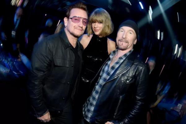 Bono dari U2, Taylor Swift, dan The Edge of U2 di belakang panggung di iHeartRadio Music Awards di Los Angeles pada bulan April 2016. (FOTO: KEVIN MAZUR/GETTY) 