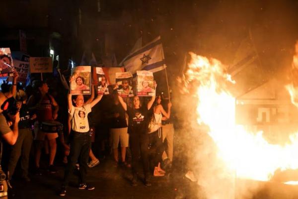 Orang-orang melakukan protes pada hari pemogokan dan perlawanan, di luar kediaman Perdana Menteri Israel Benjamin Netanyahu di Yerusalem, 27 Juni 2024. REUTERS 