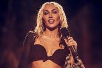Miley Cyrus Terharu dengan Paduan Suara Lansia yang Nyanyikan Hitsnya `Used to Be Young`
