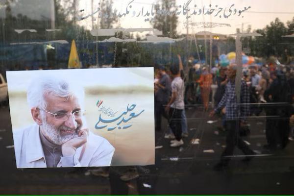 Poster calon presiden Iran Saeed Jalili terlihat di jalan di Teheran, Iran, 25 Juni 2024. WANA via REUTERS 